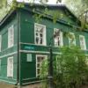 Зелёный деревянный дом Достоевского в Старой Руссе, где писатель с семьёй жил летом в 1870-х годах