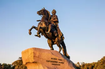 Медный всадник — памятник Петру I работы Фальконе на Сенатской площади в Санкт-Петербурге