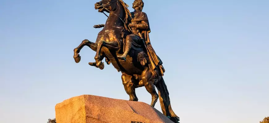 Медный всадник — памятник Петру I работы Фальконе на Сенатской площади в Санкт-Петербурге