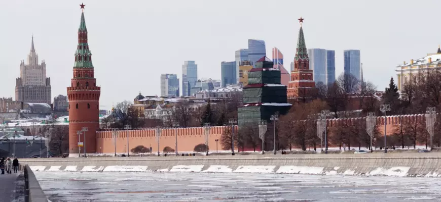 Башни Кремля на фоне небоскрёбов Москва-Сити зимой, вид с набережной Москвы-реки