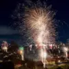 Новогодний фейерверк над домами в немецкой деревне в первые минуты 1 января