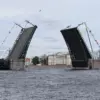Разведённый Дворцовый мост над Невой, на заднем плане Кунсткамера и Стрелка Васильевского острова