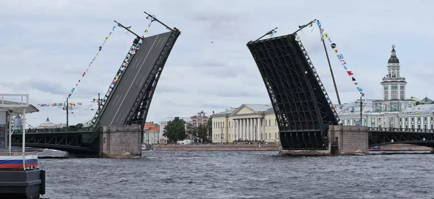 Разведённый Дворцовый мост над Невой, на заднем плане Кунсткамера и Стрелка Васильевского острова