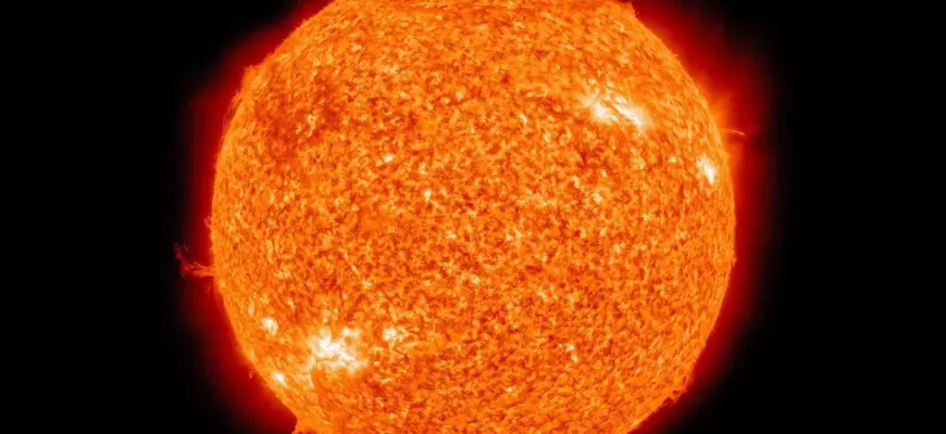 Солнце в ультрафиолете на снимке обсерватории SDO (NASA): огненно-оранжевый диск с яркими активными областями на чёрном фоне