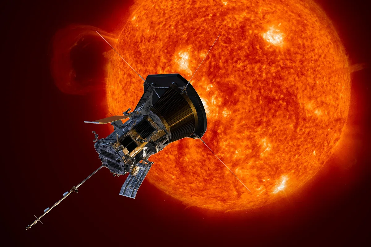 Зонд Parker Solar Probe с тепловым щитом на фоне Солнца, иллюстрация NASA